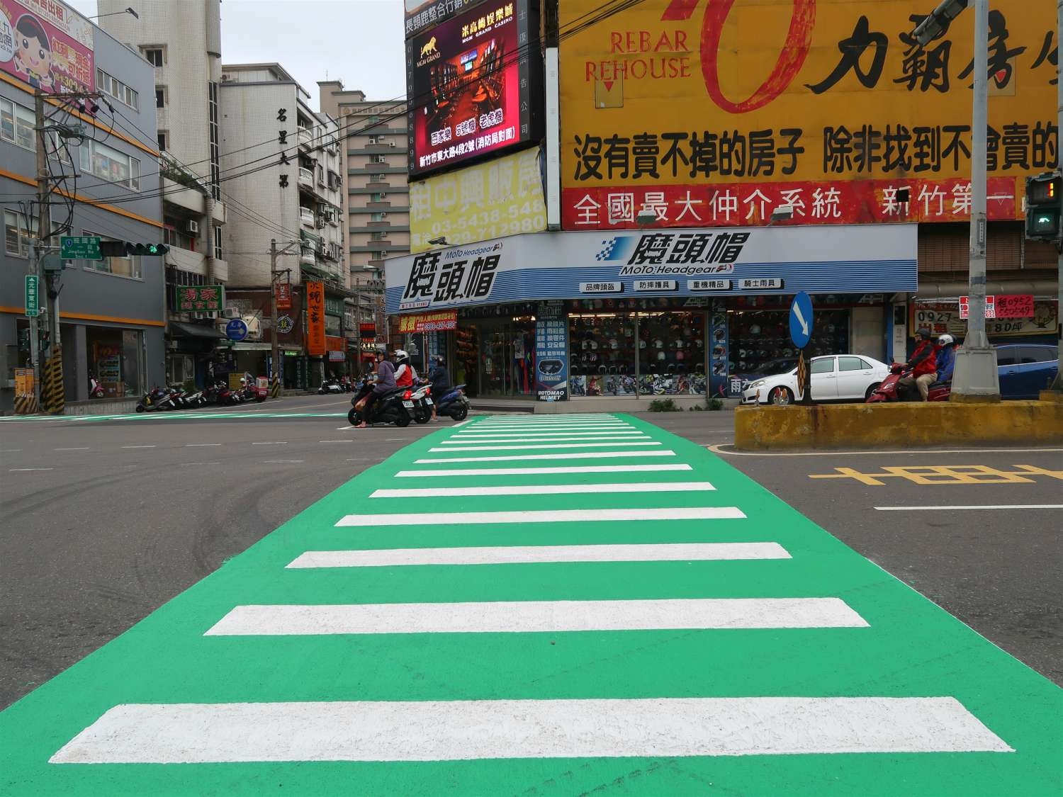 新竹綠園道周邊斑馬線「變裝」 抗滑、明亮 用路更安全
