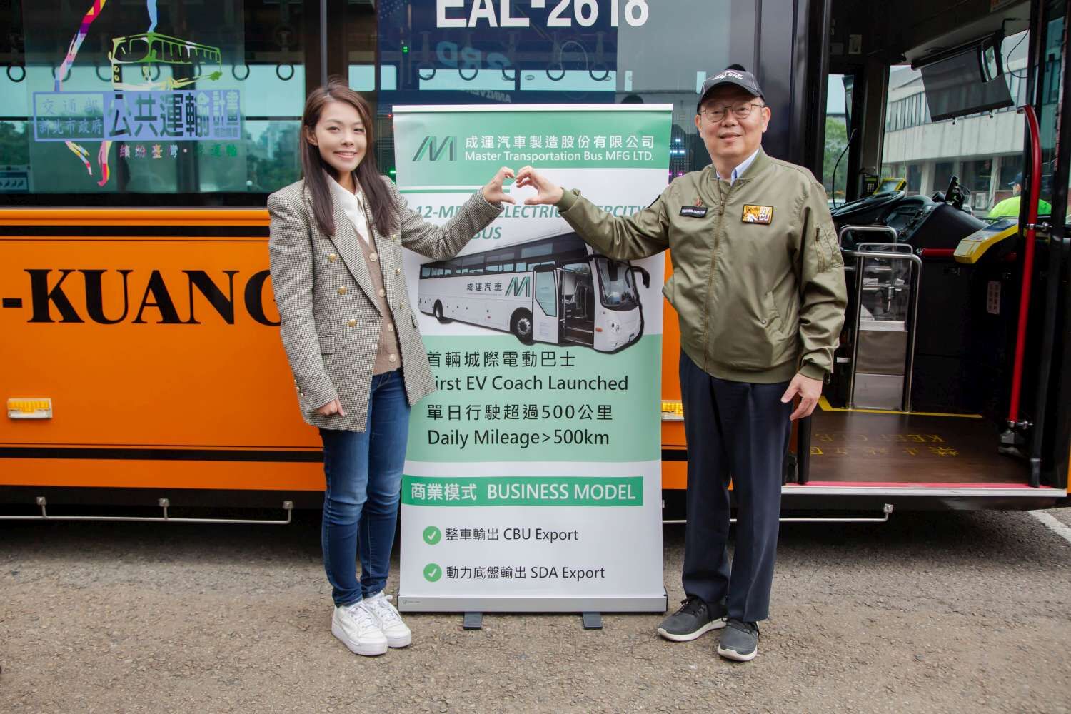 新竹市長高虹安至陽明交通大學查看先導公車試運行，並確認校內路線與停靠站點。