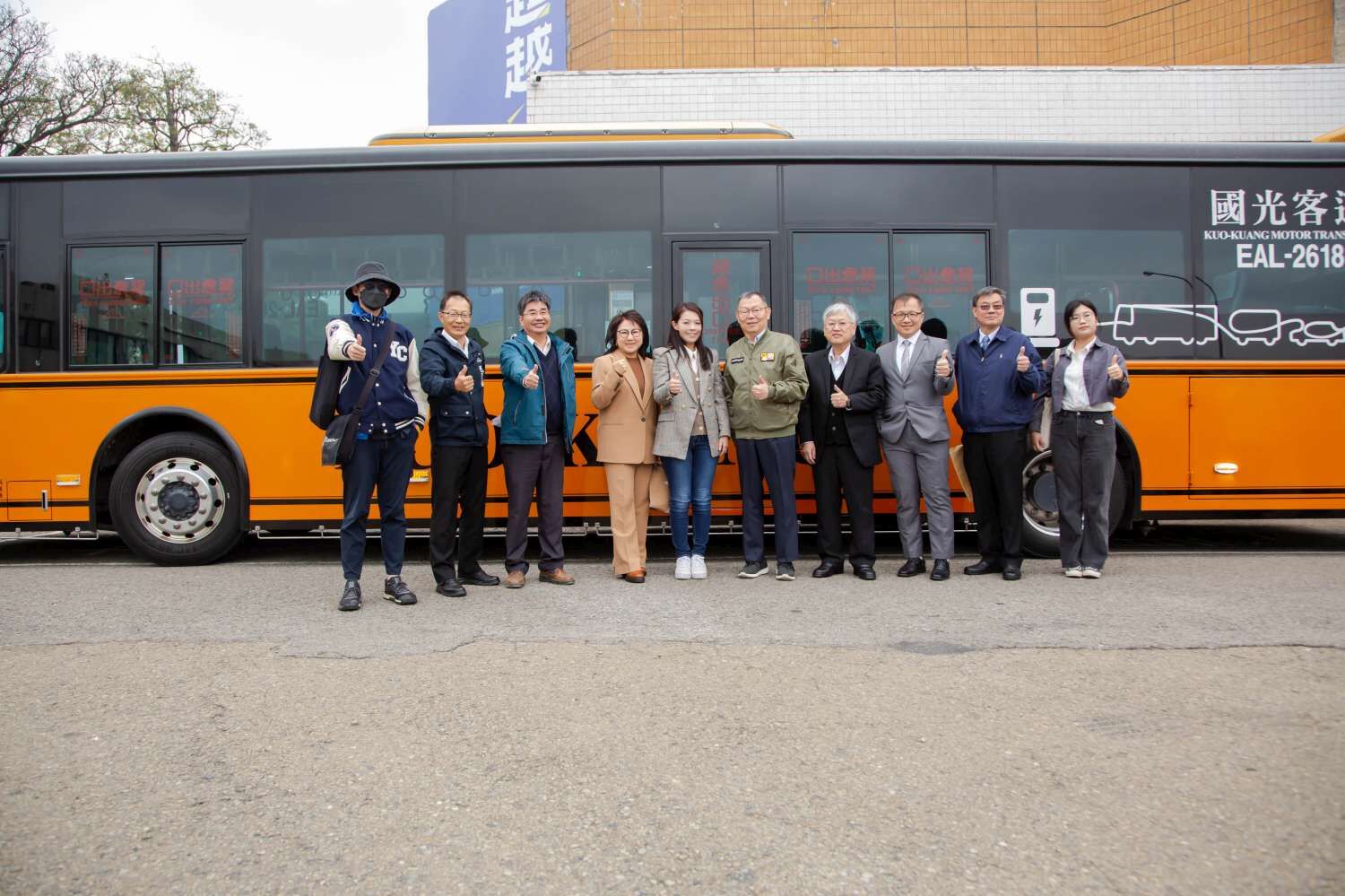 新竹市長高虹安至陽明交通大學查看先導公車試運行，並確認校內路線與停靠站點。