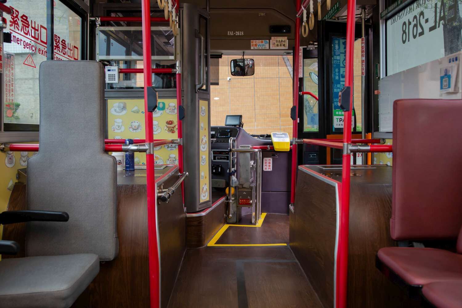 「先導公車」由國光客運採購電動公車投入營運，全新舒適內裝