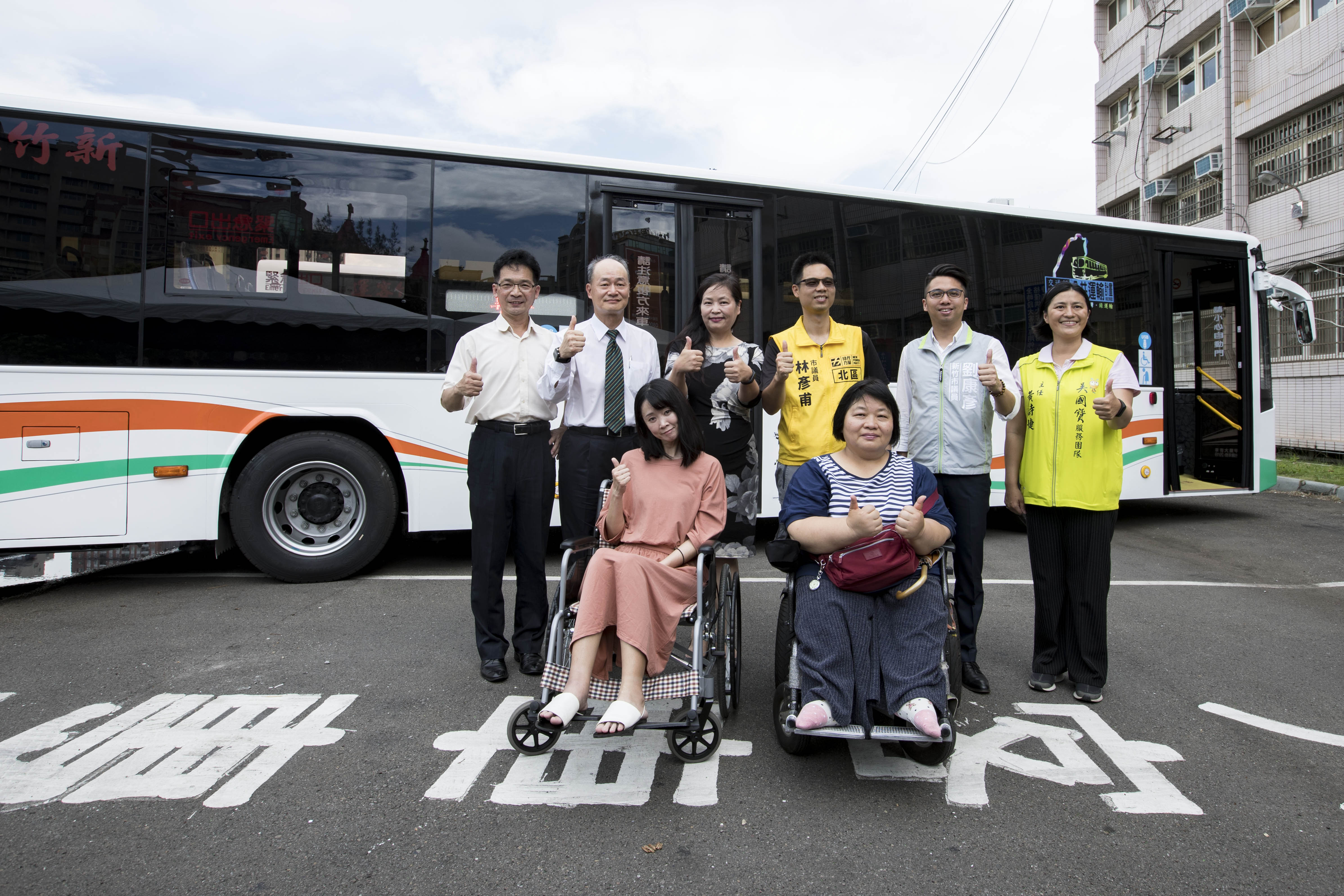 竹市藍線低地板公車再增量 身障朋友、娃娃車也能無障礙搭乘