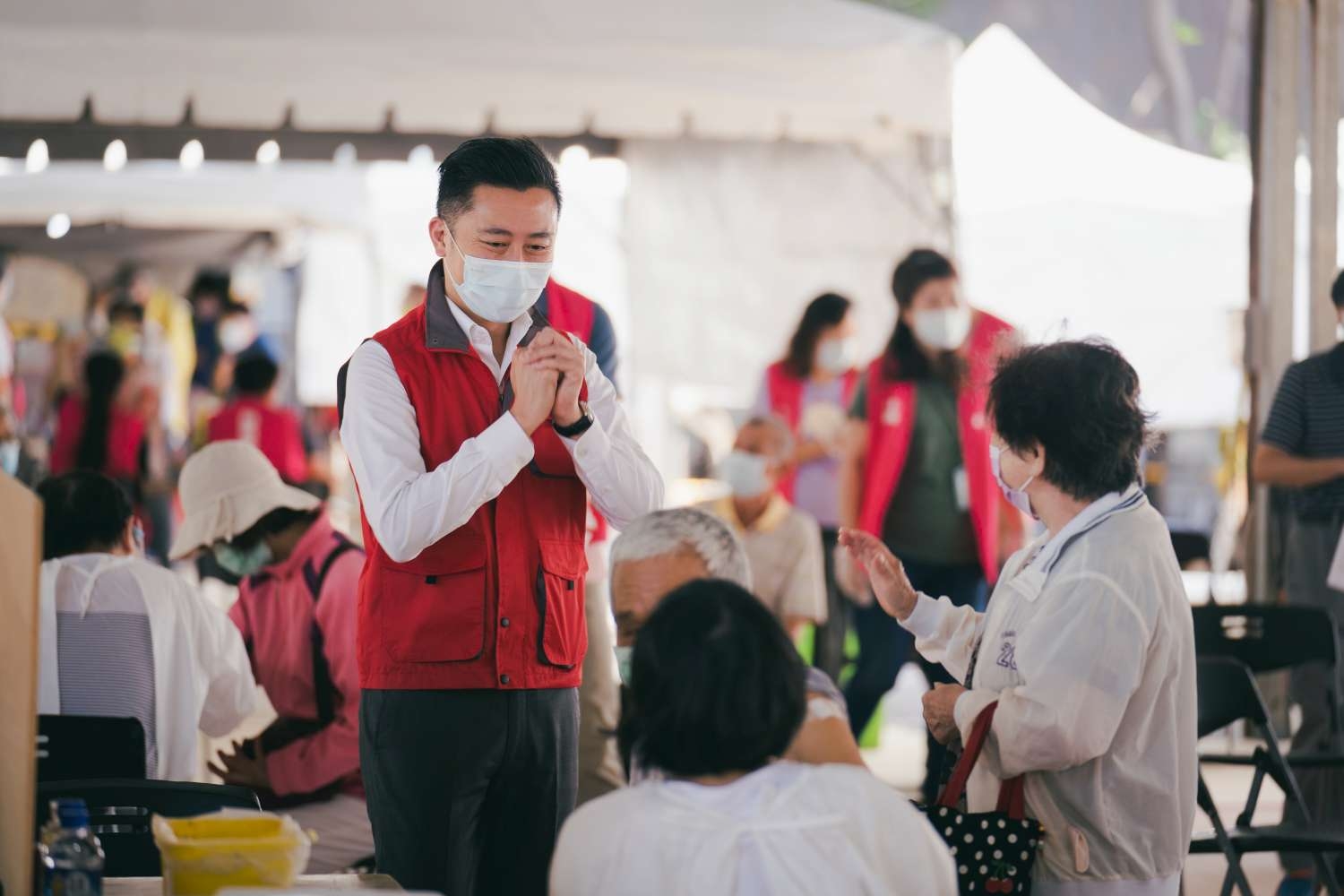 新竹市長林智堅視察長輩施打疫苗。