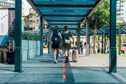 新竹火車站外設有「紅不讓線」，民眾可沿指引步行至棒球場，沿線欣賞舊城風景、吃遍新竹美食。