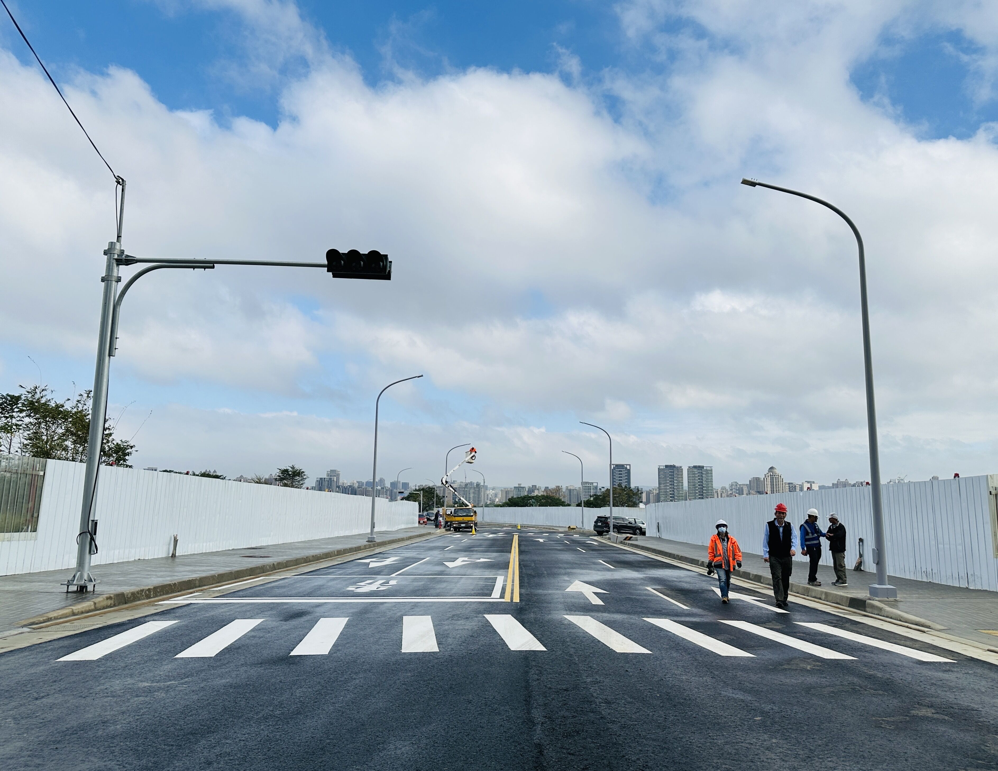 竹市府如期完成慈濟路及關新路延伸段通車履勘，預計春節前正式通車。