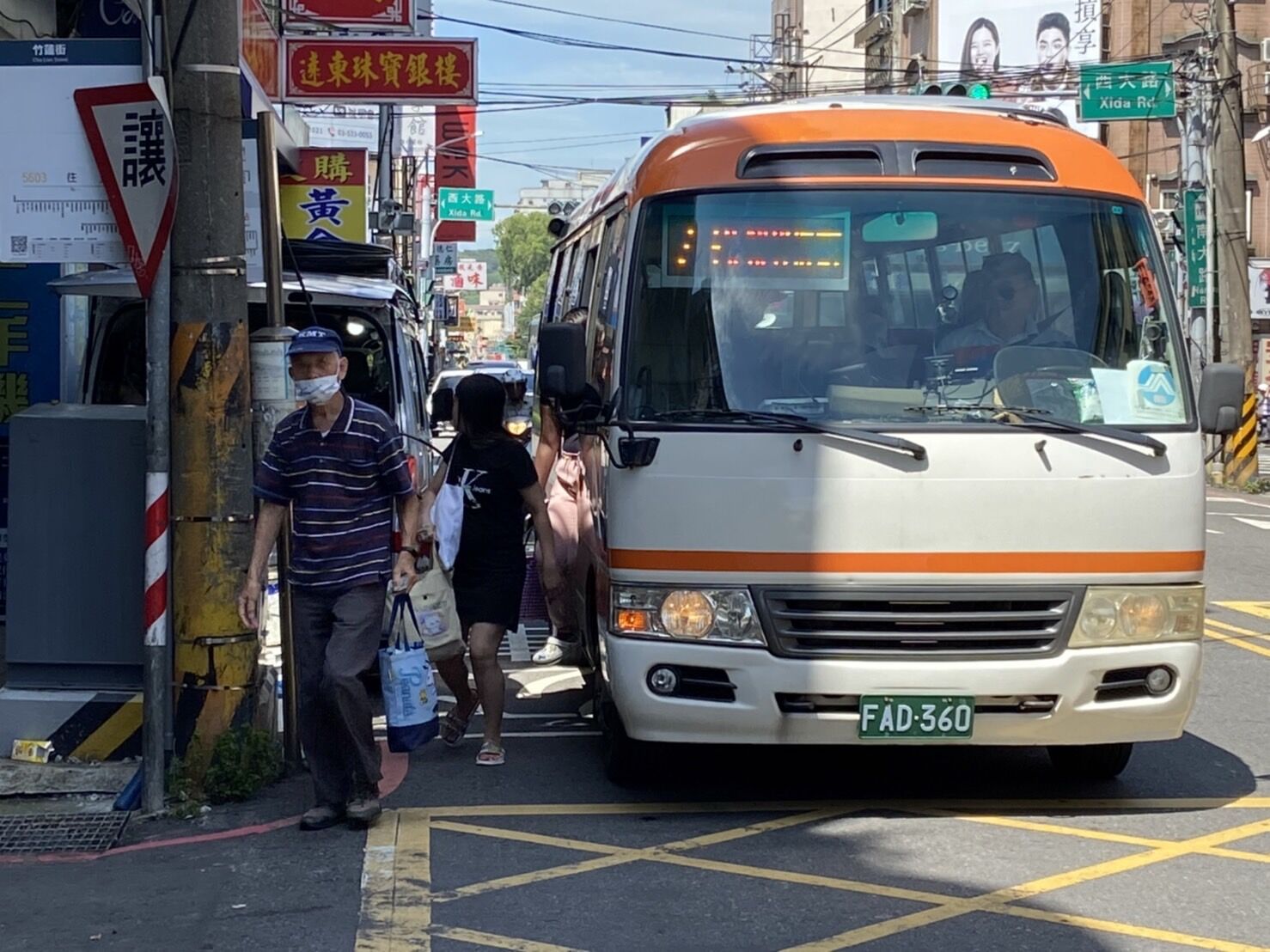 73路公車乘客下車照片（乙類大客車）。