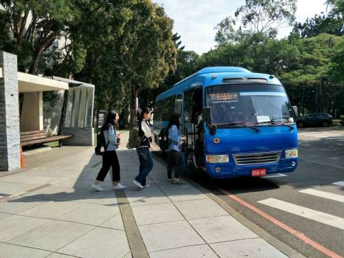 照片2-4 為83路公車開進清大校園公車站點