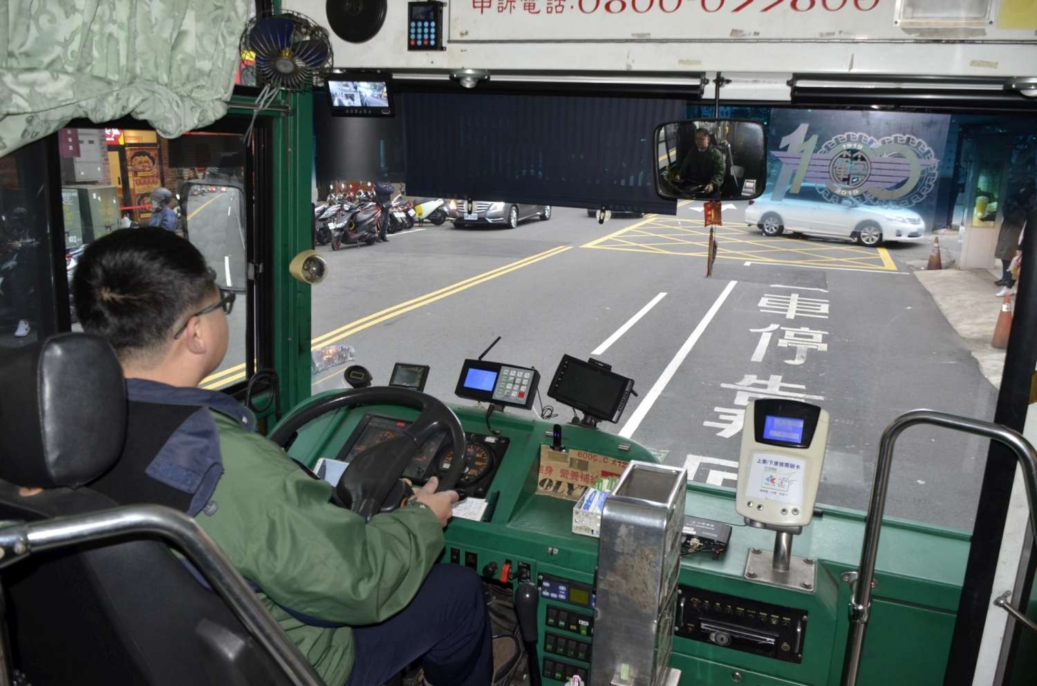 新竹市區公車加裝輔助鏡，安全升級防死角。
