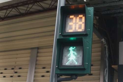 新竹市街頭有彩蛋　竹女前紅綠燈小綠人紮馬尾、穿裙