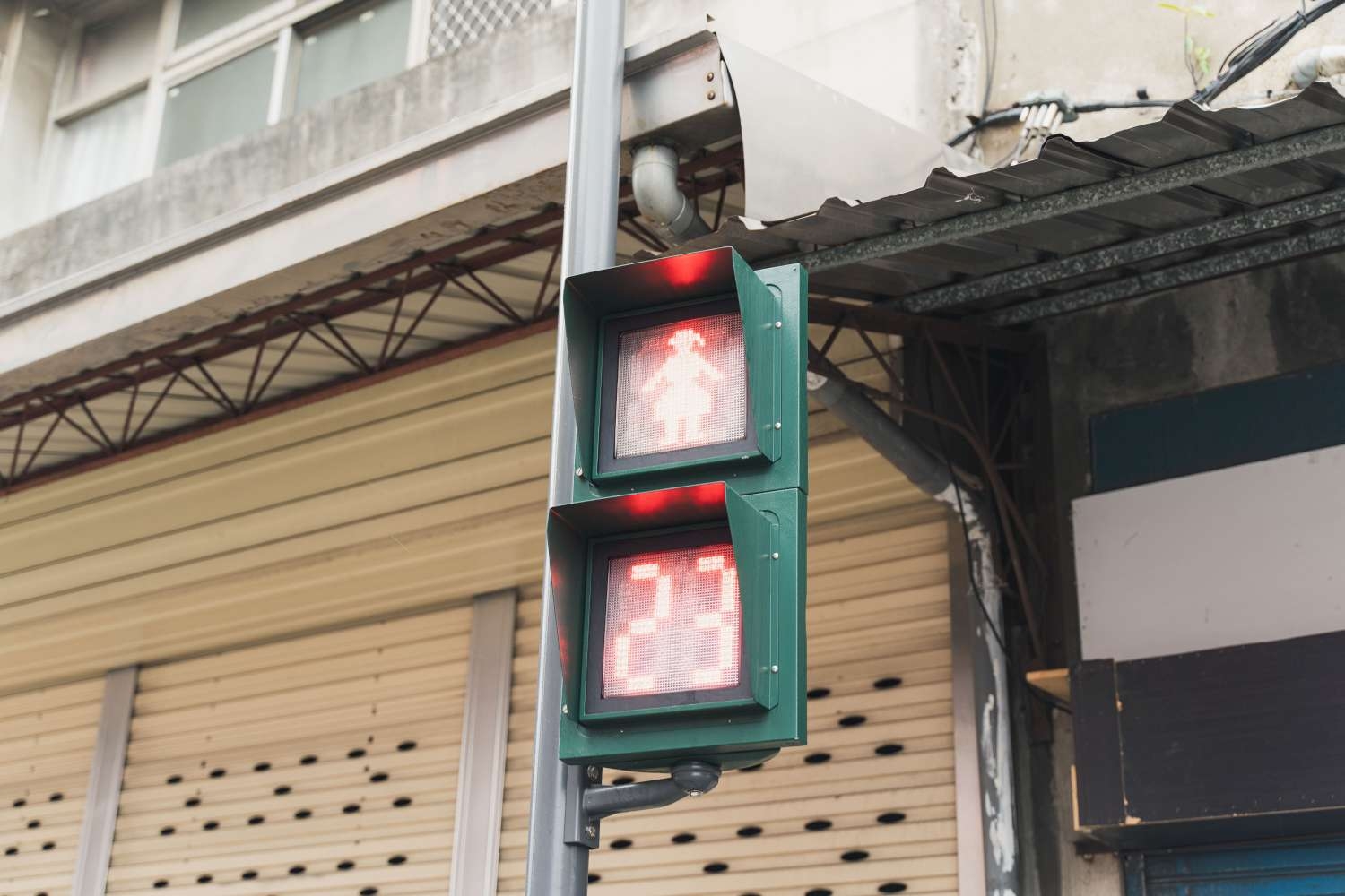 新竹市街頭有彩蛋　竹女前紅綠燈小綠人紮馬尾、穿裙