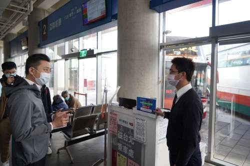 出入公共運輸、賣場市集等八大場所即日起得戴口罩　林智堅市長視察新竹火車站3 