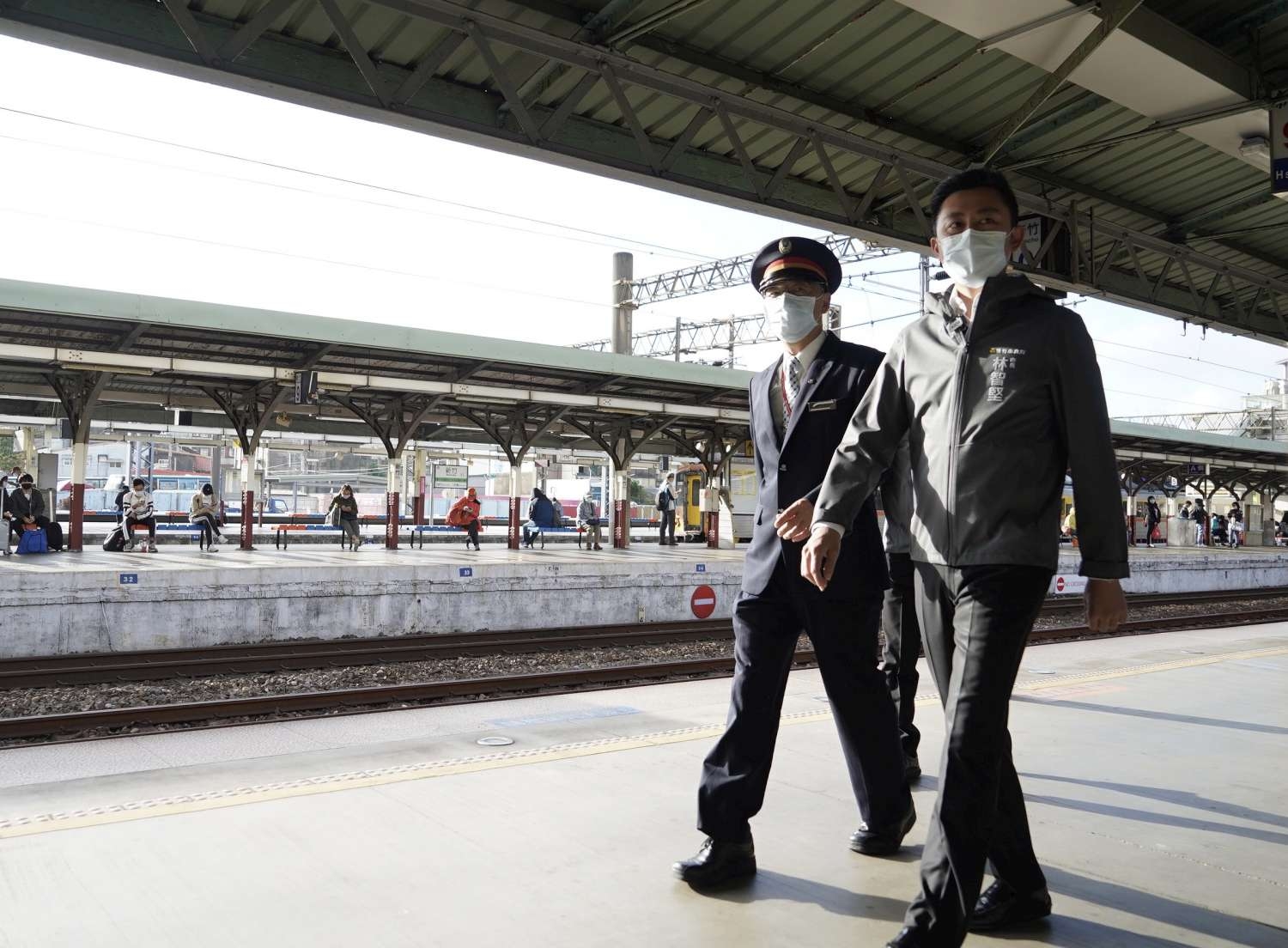 出入公共運輸、賣場市集等八大場所即日起得戴口罩　林智堅市長視察新竹火車站4