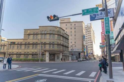 舊城區42處重要幹道路口纜線地下化後，84歲「專賣局新竹支局」首度重現天日