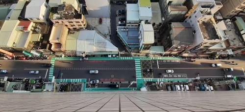 新竹國泰醫院中華路劃設綠色標線人行道