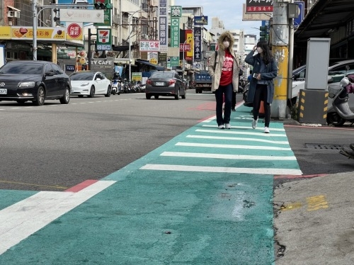 新竹國泰醫院中華路劃設綠色標線人行道