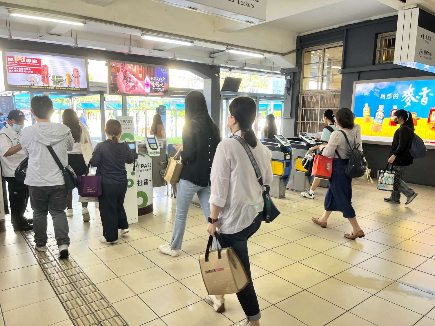 新竹火車站TPASS通勤定期票出站人潮