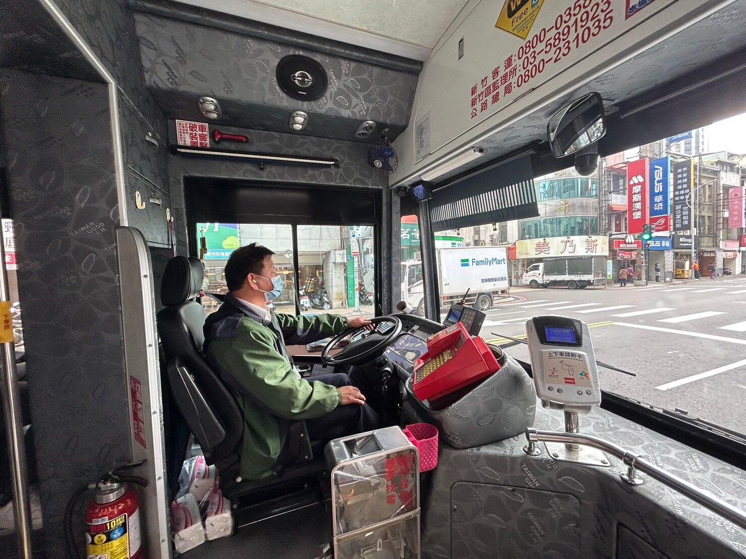 留住司機、穩定運輸！高市長宣布再提高公車駕駛薪資補貼每月5,000元。